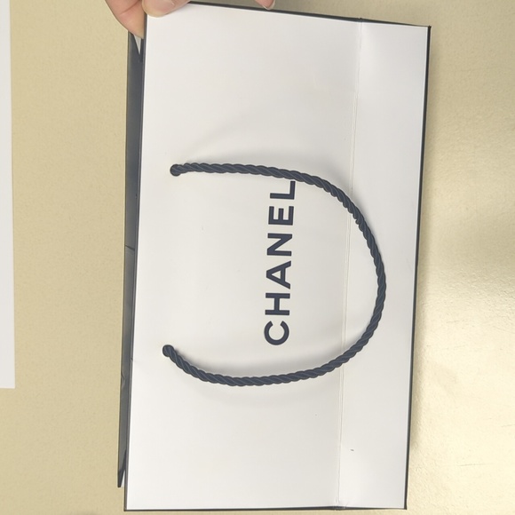 Chanel eyewear paper bag - Picture 3 of 3